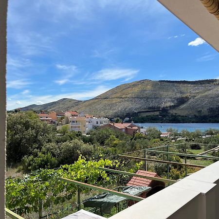 Apartmani Mlinar - Two Bedroom Apartment With Seaview Grebastica Bagian luar foto