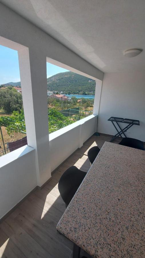 Apartmani Mlinar - Two Bedroom Apartment With Seaview Grebastica Bagian luar foto