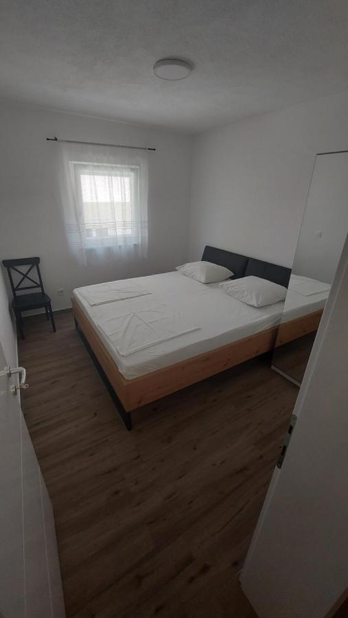 Apartmani Mlinar - Two Bedroom Apartment With Seaview Grebastica Bagian luar foto