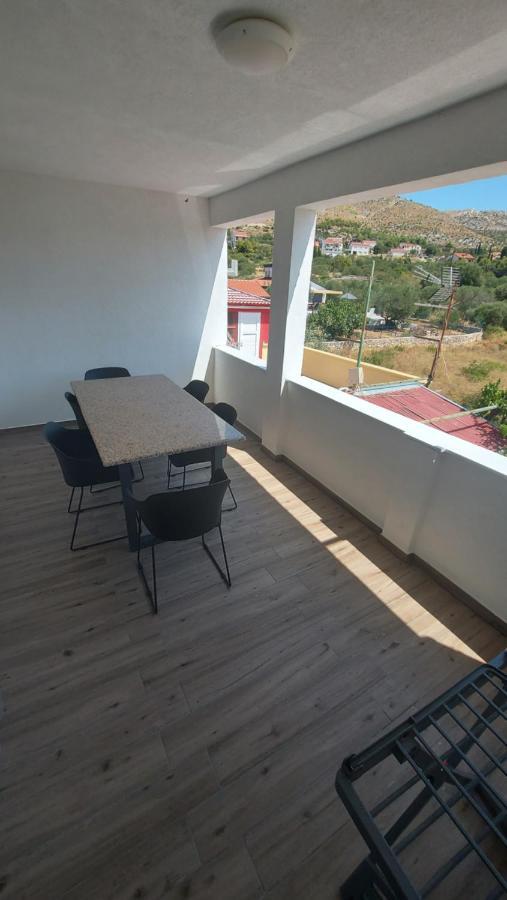 Apartmani Mlinar - Two Bedroom Apartment With Seaview Grebastica Bagian luar foto