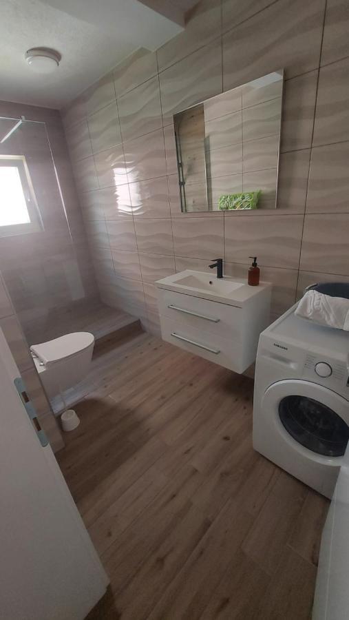 Apartmani Mlinar - Two Bedroom Apartment With Seaview Grebastica Bagian luar foto