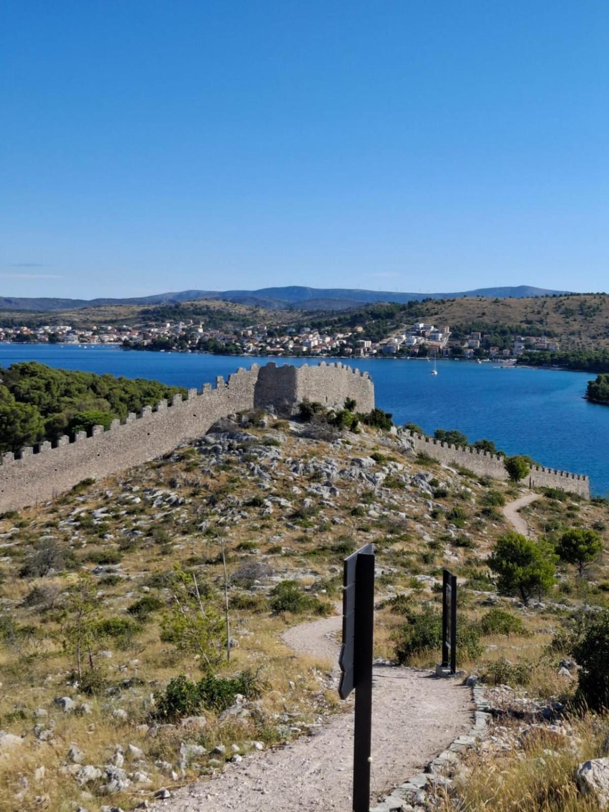 Apartmani Mlinar - Two Bedroom Apartment With Seaview Grebastica Bagian luar foto