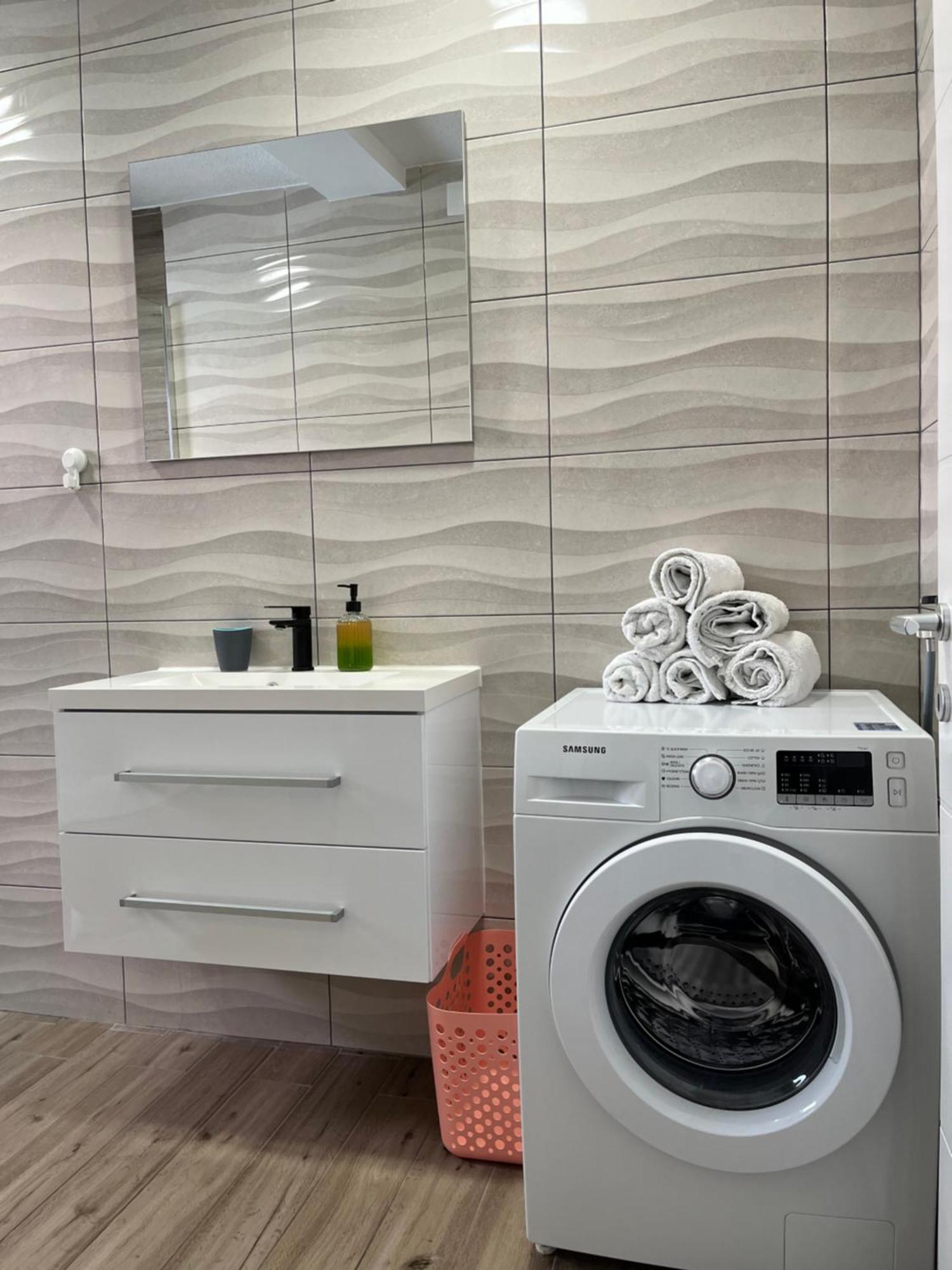 Apartmani Mlinar - Two Bedroom Apartment With Seaview Grebastica Bagian luar foto