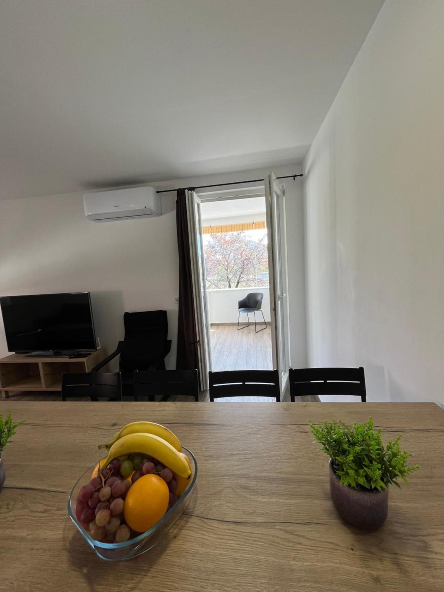 Apartmani Mlinar - Two Bedroom Apartment With Seaview Grebastica Bagian luar foto