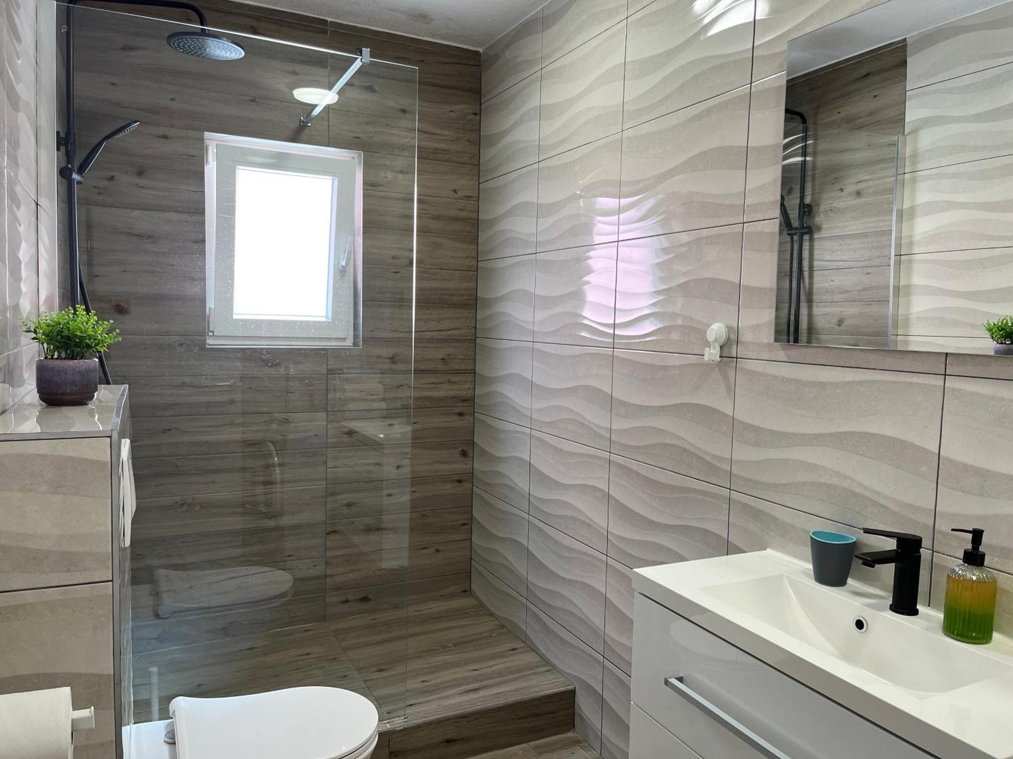 Apartmani Mlinar - Two Bedroom Apartment With Seaview Grebastica Bagian luar foto