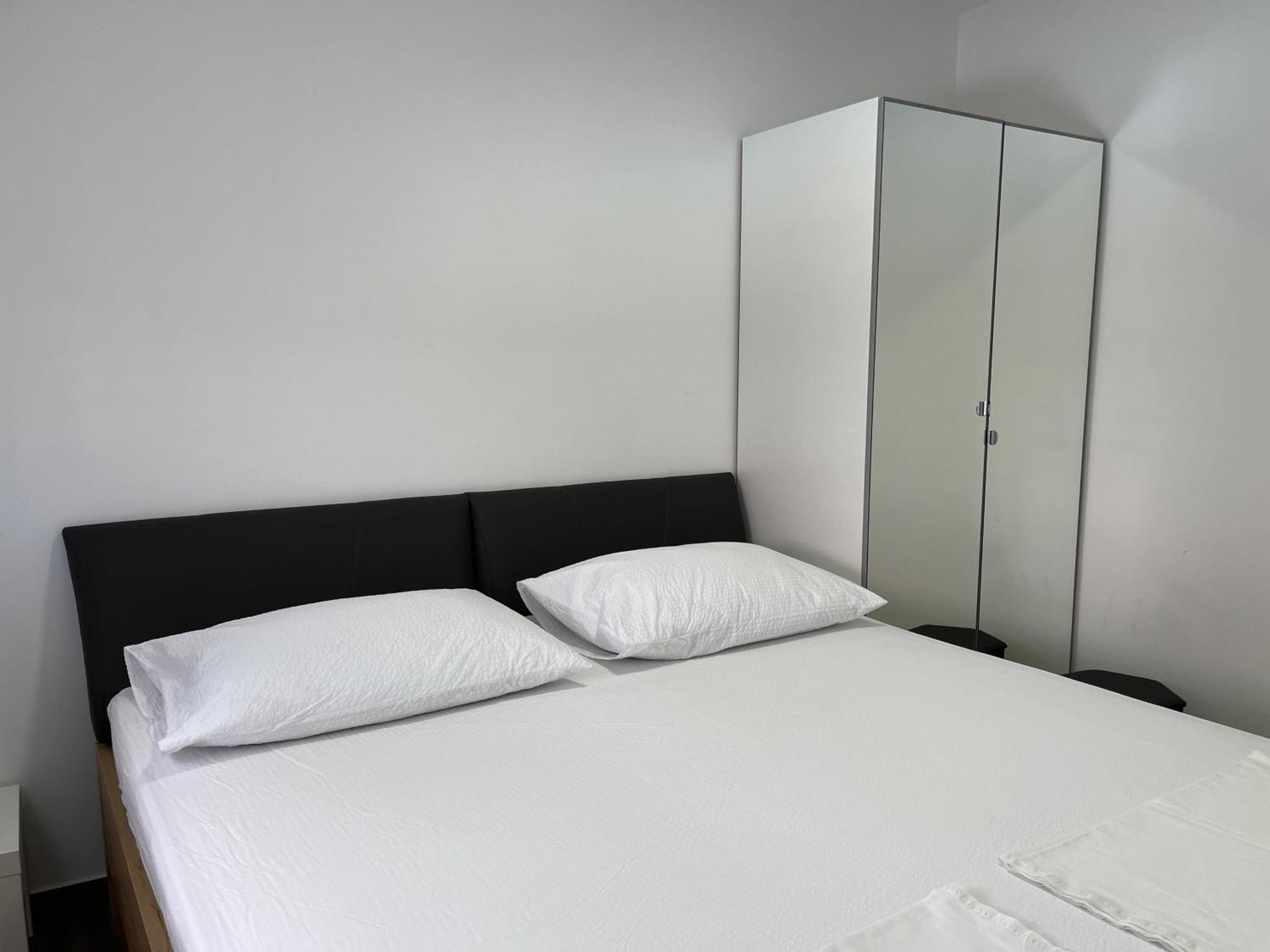 Apartmani Mlinar - Two Bedroom Apartment With Seaview Grebastica Bagian luar foto