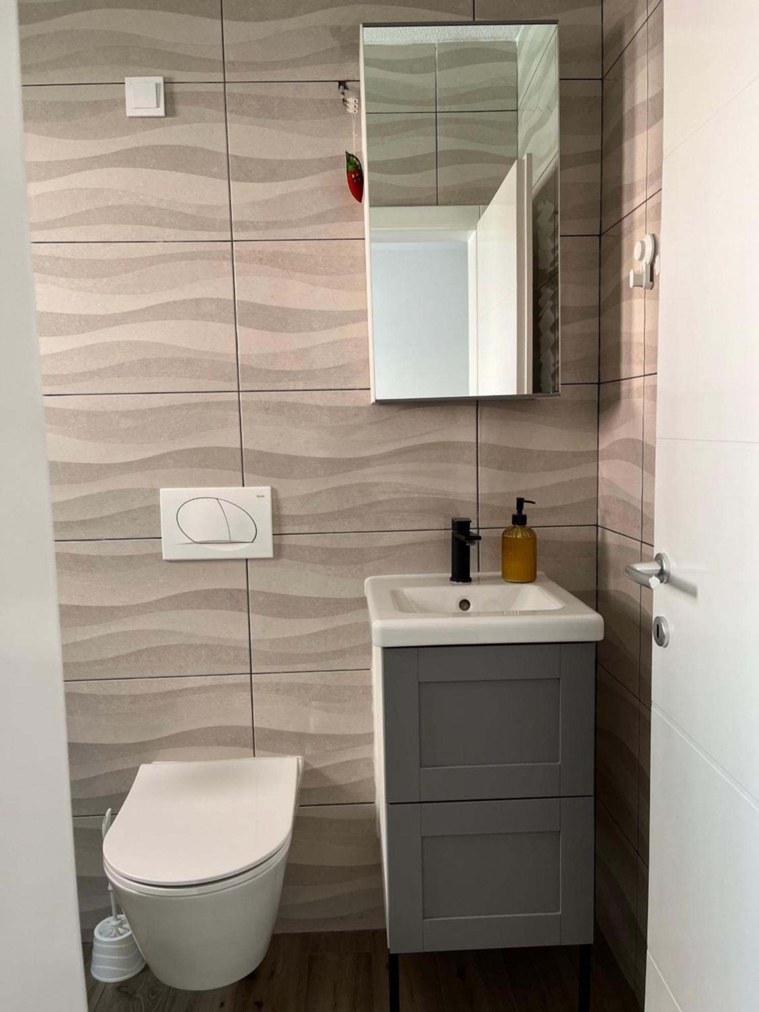 Apartmani Mlinar - Two Bedroom Apartment With Seaview Grebastica Bagian luar foto