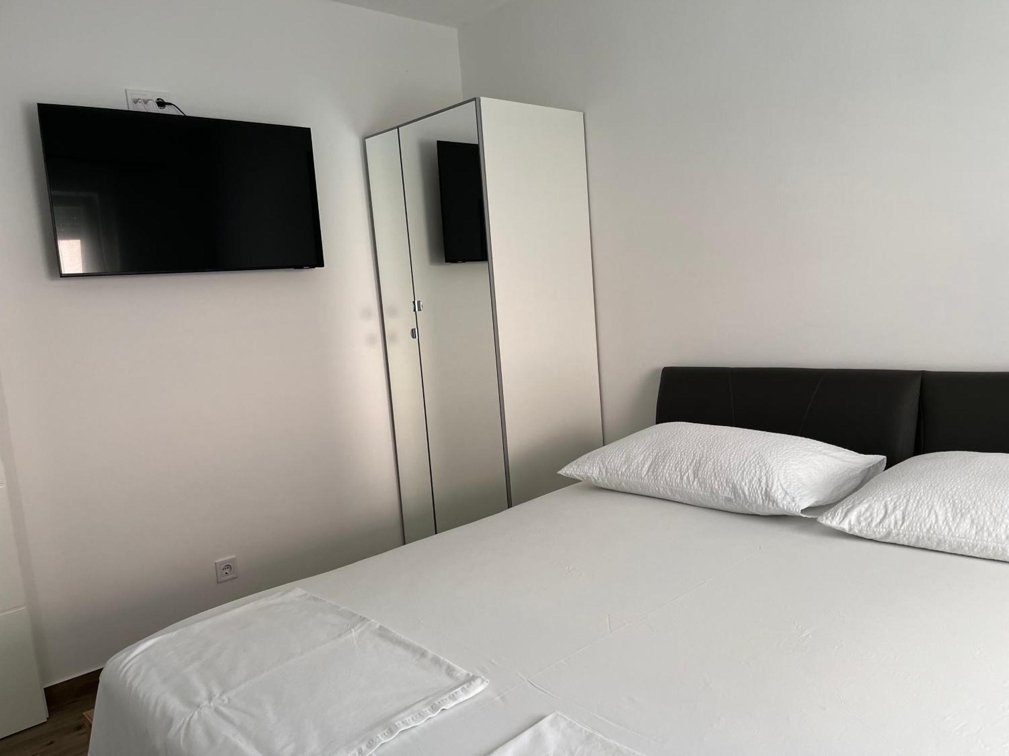 Apartmani Mlinar - Two Bedroom Apartment With Seaview Grebastica Bagian luar foto