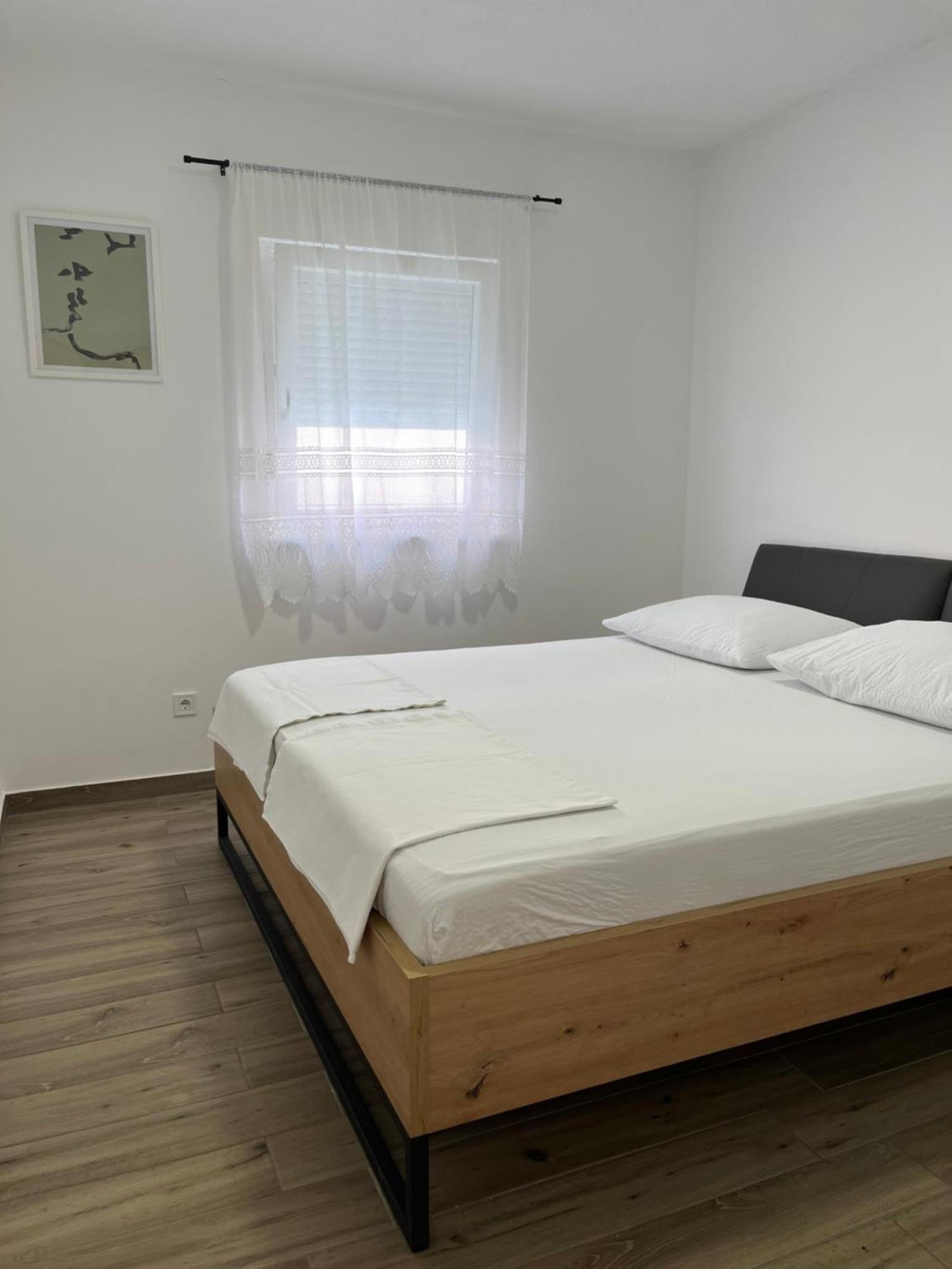 Apartmani Mlinar - Two Bedroom Apartment With Seaview Grebastica Bagian luar foto